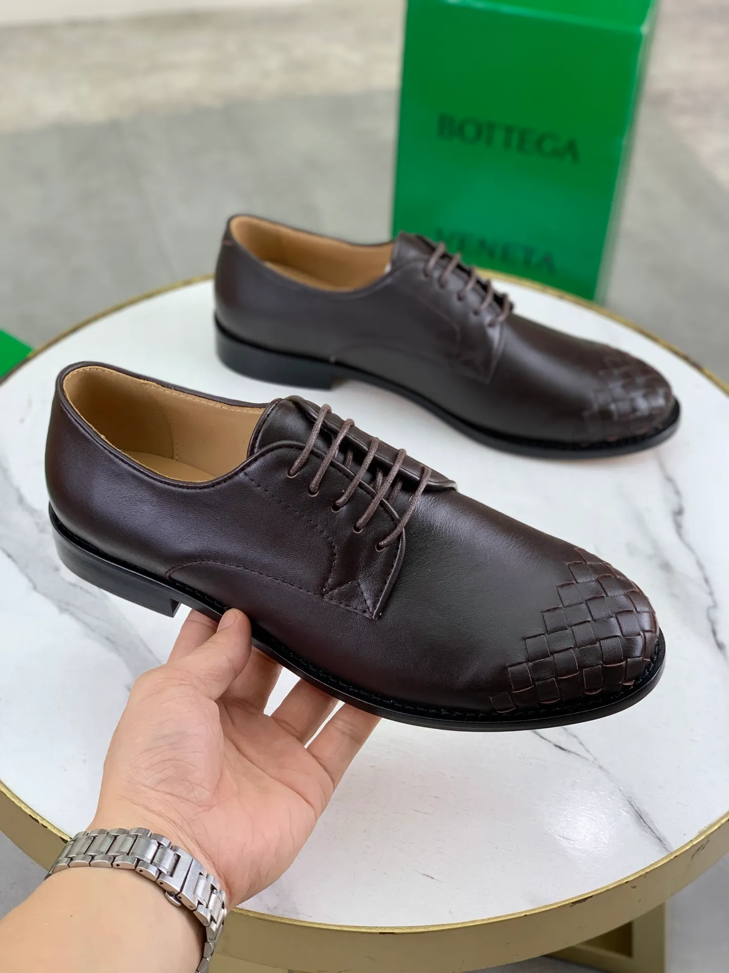 Factory price P860💰Top quality (genuine leather outsole series)💎💎💎 BOTTEGA VENETA official website synchronizes the latest model, top version of the highest version of BV business leather shoes in the market, accept material comparison, shoe type comparison, process comparison, practical and textured, versatile and suitable for any occasion, the more you look at it, the more flavorful it becomes. Pure hand-woven craftsmanship - upper material, imported original hand-woven calfskin - high-quality water-dyed cowhide inside - original private model customized handmade leather outsole -Size: female 35-39 (34 40 customized) male 39-44 (38 45 customized) Comes with original BV green box, complete packaging.